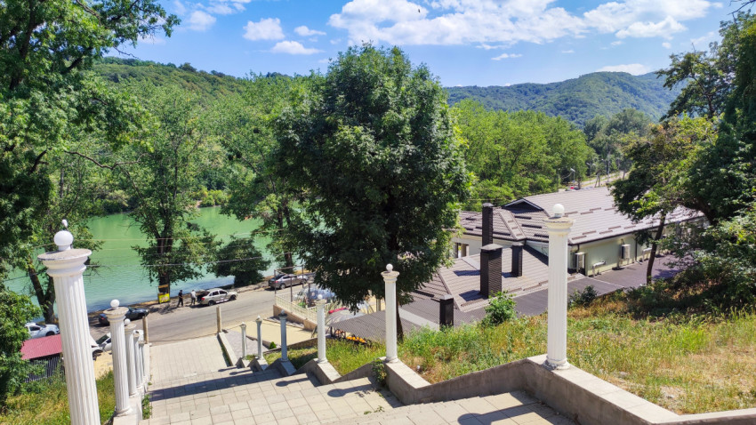 Вид на озеро «Трек» и береговую инфраструктуру в «Атажукинском саду»