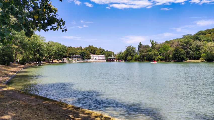 Набережная и здания у озера «Трек» в Нальчике