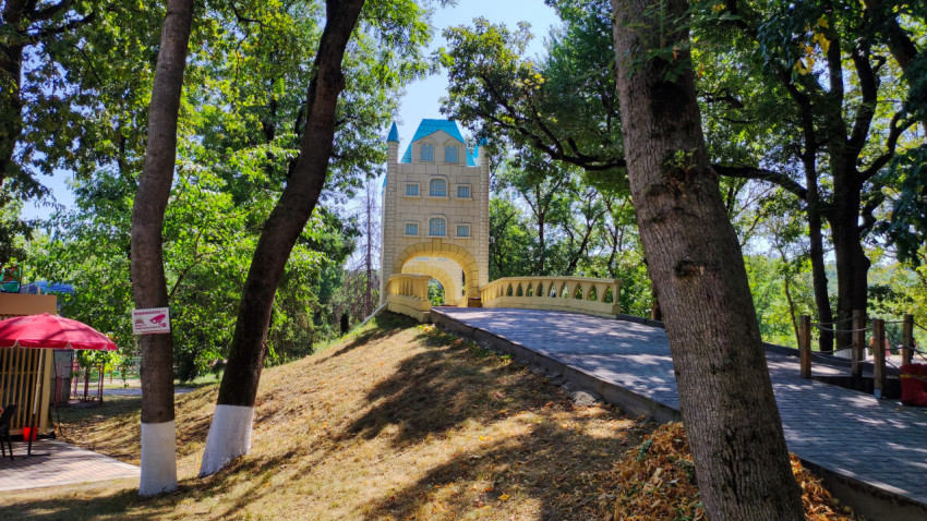 Подъём парковой дорожки к декоративной башне с аркой в Городском парке Нальчика