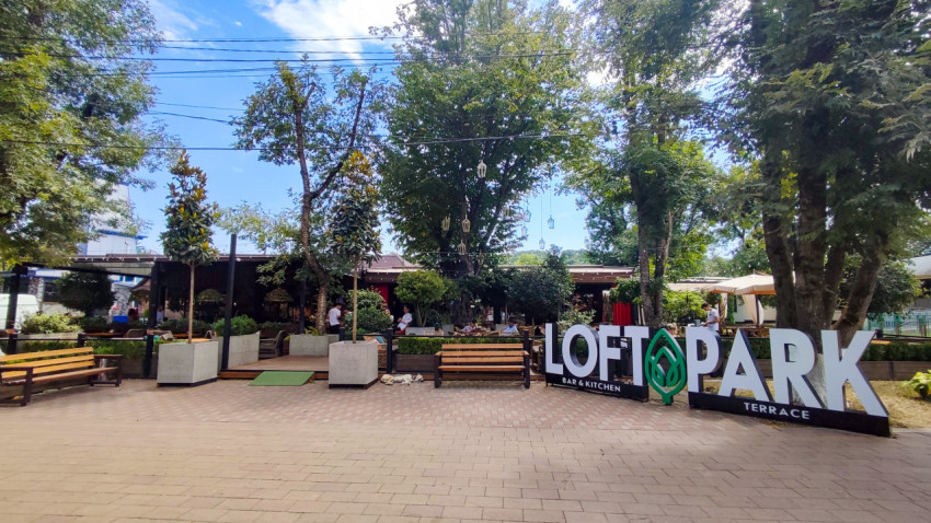 Панорамный вид на террасу LOFT PARK и площадку отдыха в Городском парке Нальчика