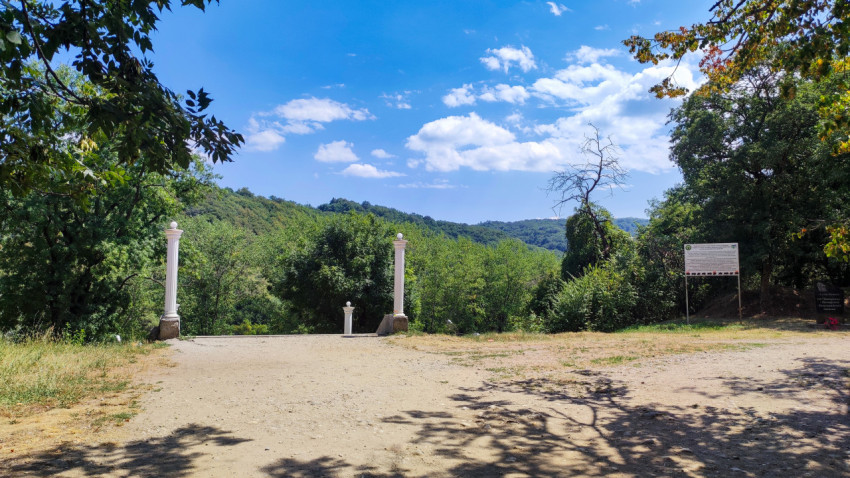 Площадка городского парка Нальчика с белыми столбами и видом на горы