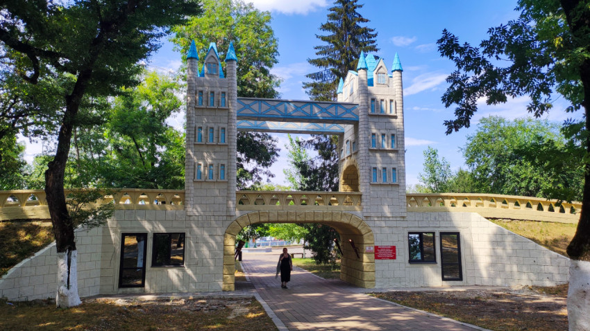 Декоративная арка с башнями в стиле Tower Bridge в Городском парке Нальчика