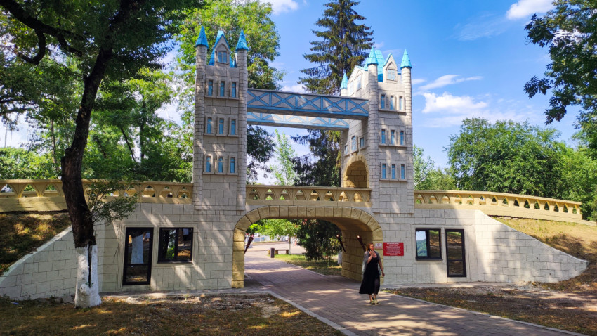 Пешеходный проход под декоративным «мостом» с башнями в Городском парке Нальчика