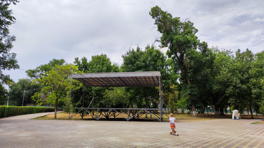 Площадь с летней сценой на открытой площадке Комсомольского парка Прохладного