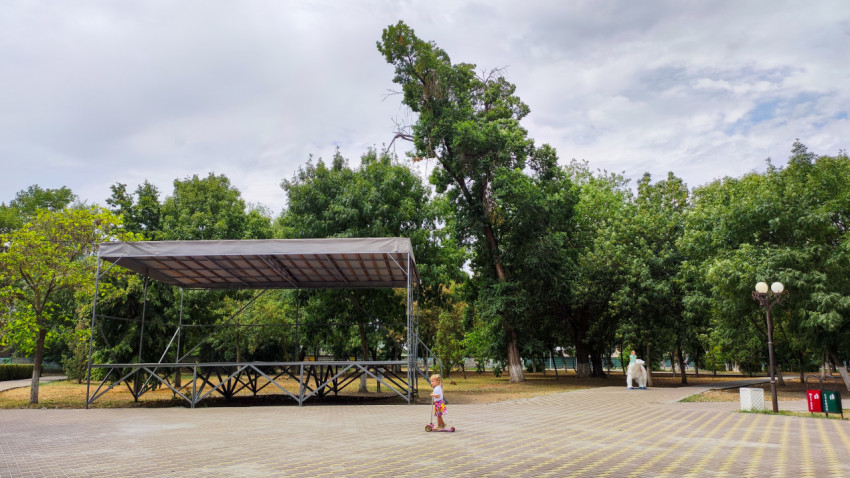 Летняя сцена и открытая площадь среди деревьев в Комсомольском парке Прохладного