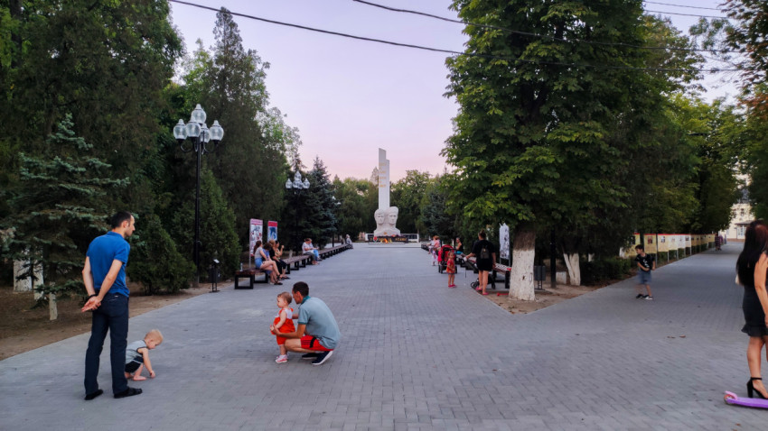 Центральная аллея Сквера Памяти в Прохладном ведёт к памятнику Героям Великой Отечественной войны