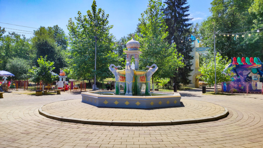 Декоративный фонтан со слонами на круглой площади в парке