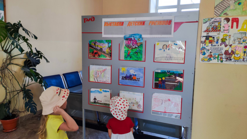 Стенд РЖД с выставкой детских рисунков в зале ожидания