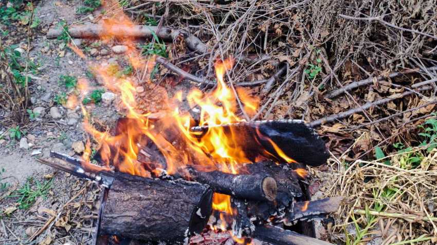 Костёр у кучи веток после уборки сада
