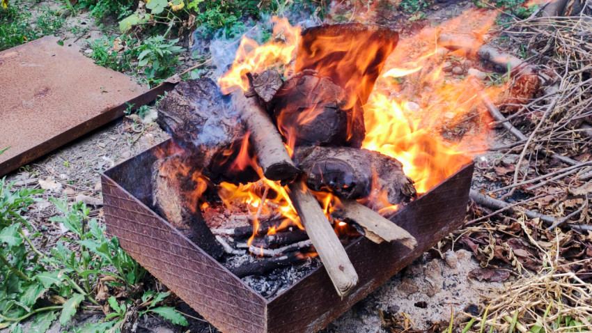 Костёр в металлическом очаге на земле