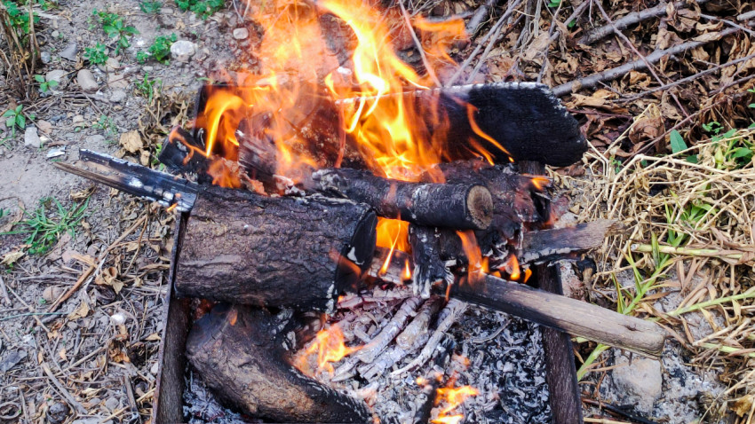 Вид сверху на огонь и угли в мангале