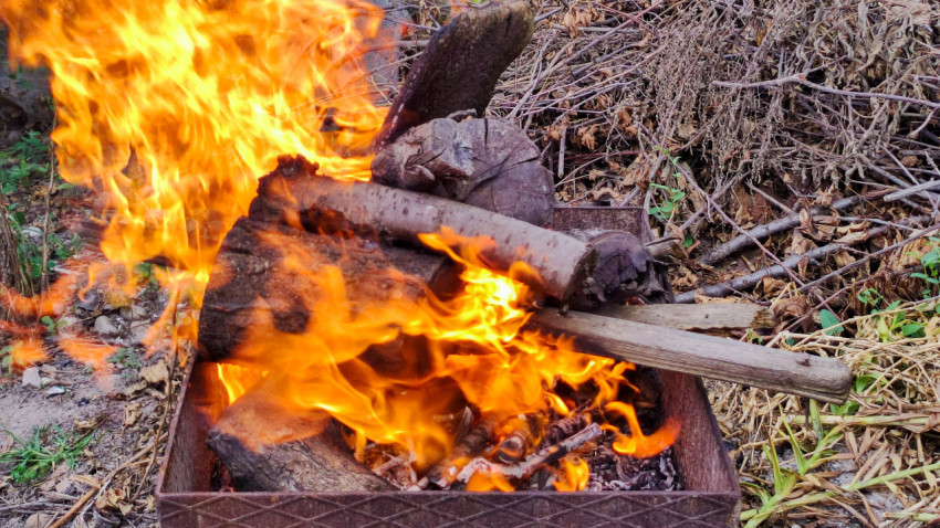 Яркое пламя в жаровне при сжигании древесины