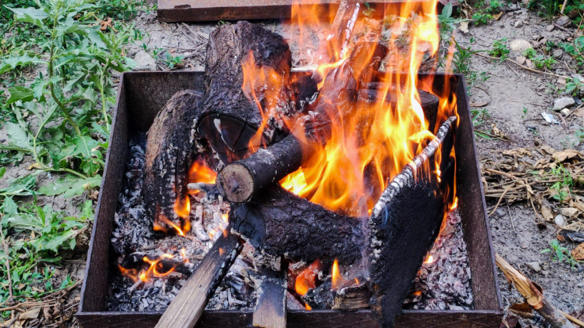 Пламя и тлеющие поленья в мангале
