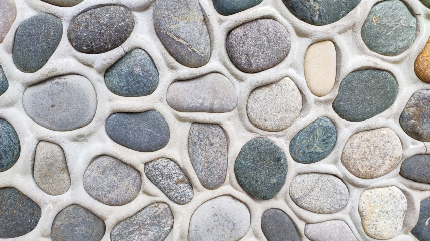 Фрагмент облицовки из гальки с крупными камнями и светлыми швами