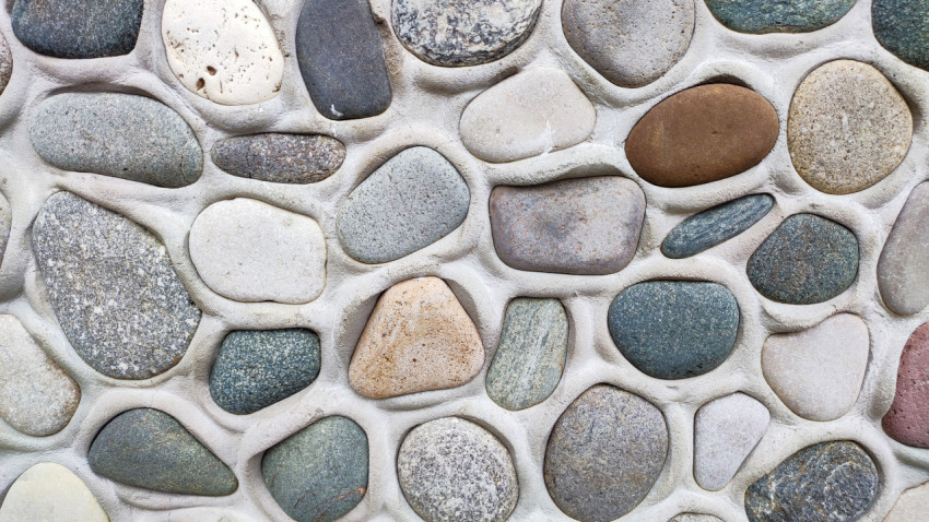 Каменная мозаика из гальки с контрастными светлыми и тёмными вставками