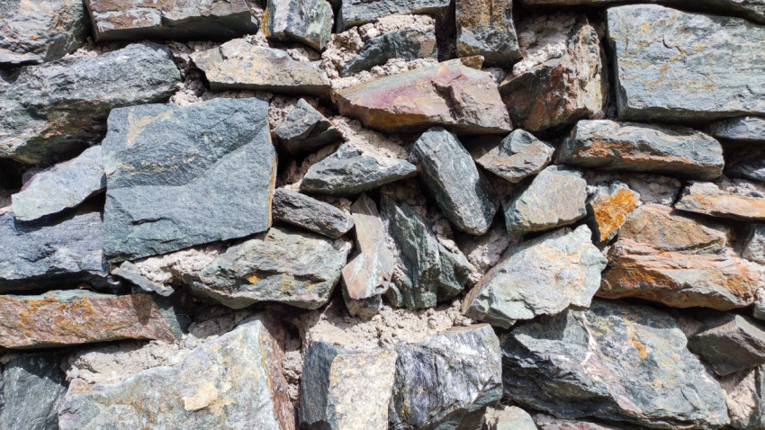 Грубо уложенная каменная кладка из сланцевых плит крупным планом