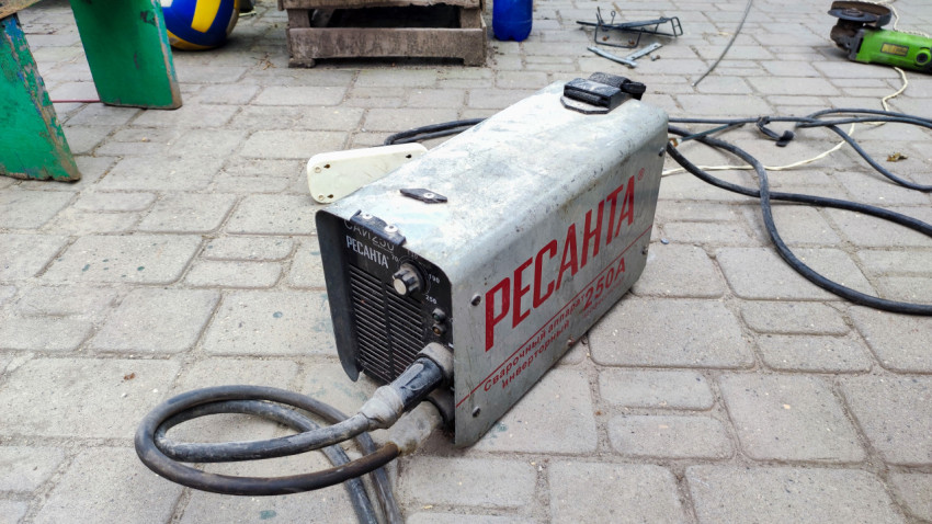 Сварочный инвертор «Ресанта» с кабелями на тротуарной плитке