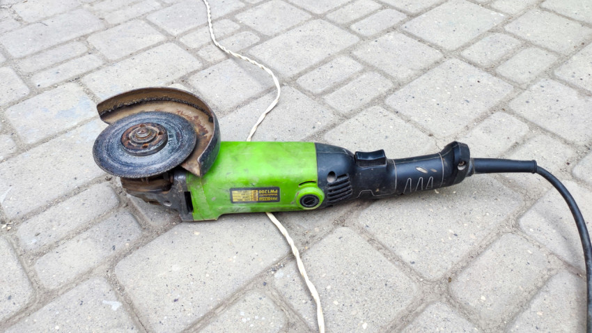 Углошлифовальная машина с отрезным диском на плитке