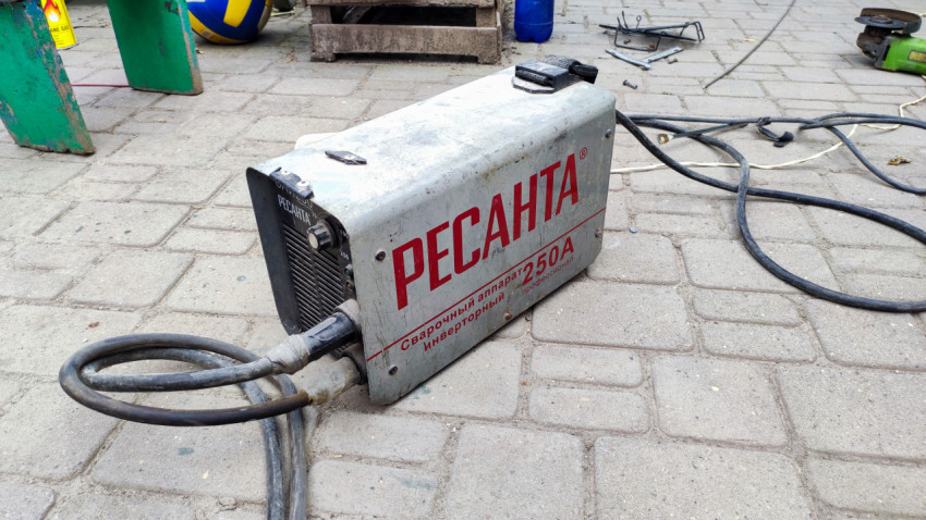 Сварочный инвертор РЕСАНТА 250А с кабелями на плитке