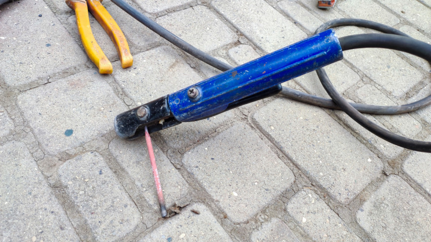 Электрододержатель и кабель для сварки на брусчатке