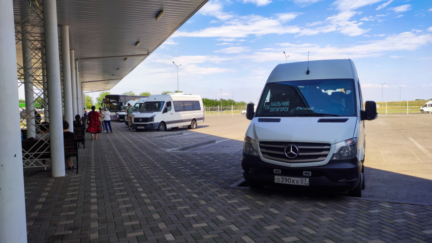 Маршрутные микроавтобусы на платформе автостанции в Нальчике