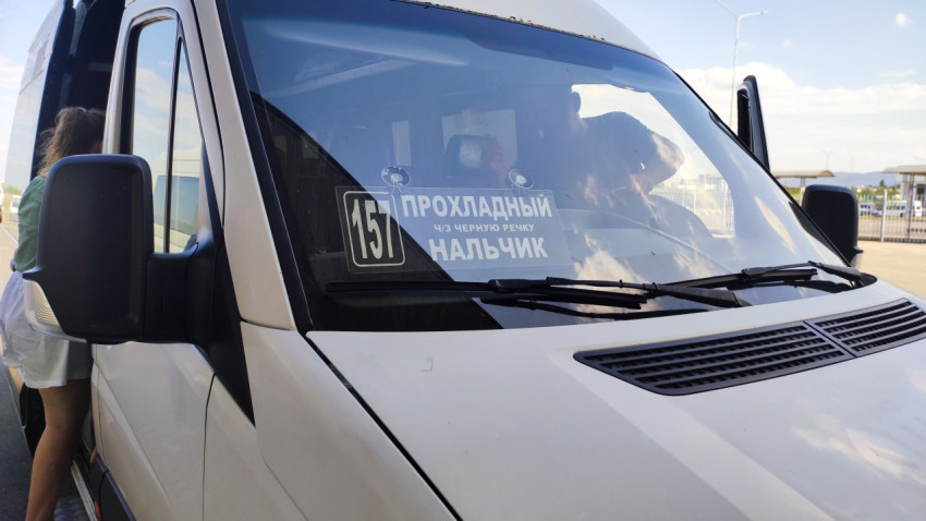 Табличка маршрута «Прохладный – Нальчик» на лобовом стекле микроавтобуса