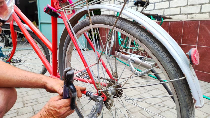 Подготовка к сварке крепления багажника возле оси заднего колеса велосипеда