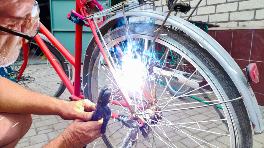 Сварка багажника велосипеда с искрами и дымом