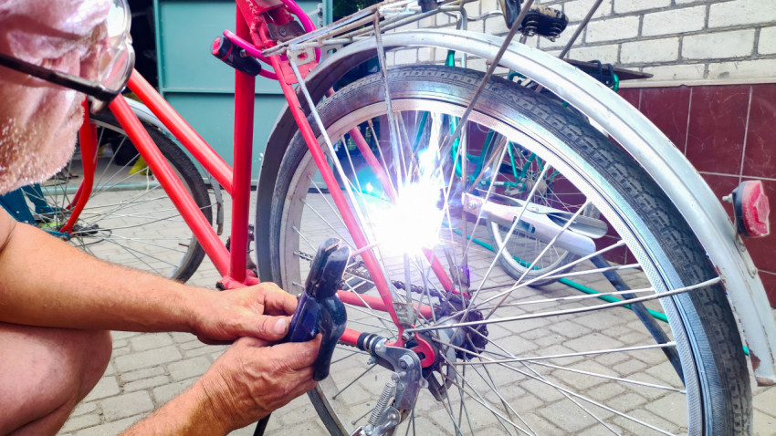 Провар шва на багажнике велосипеда у заднего крыла