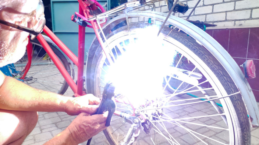 Сильная вспышка дуги при сварке багажника велосипеда