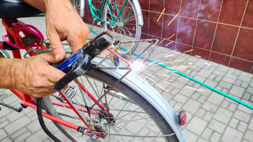 Искры при проваре шва на багажнике велосипеда