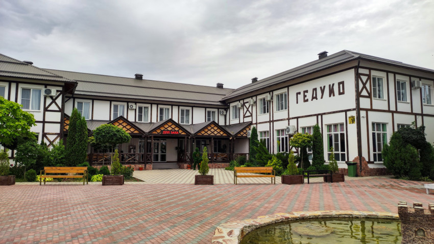 Фасад комплекса «Гедуко» с входной группой и благоустроенным двором