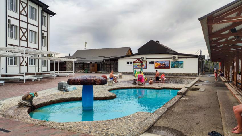 Открытый бассейн с фонтаном «гриб» и детской зоной отдыха