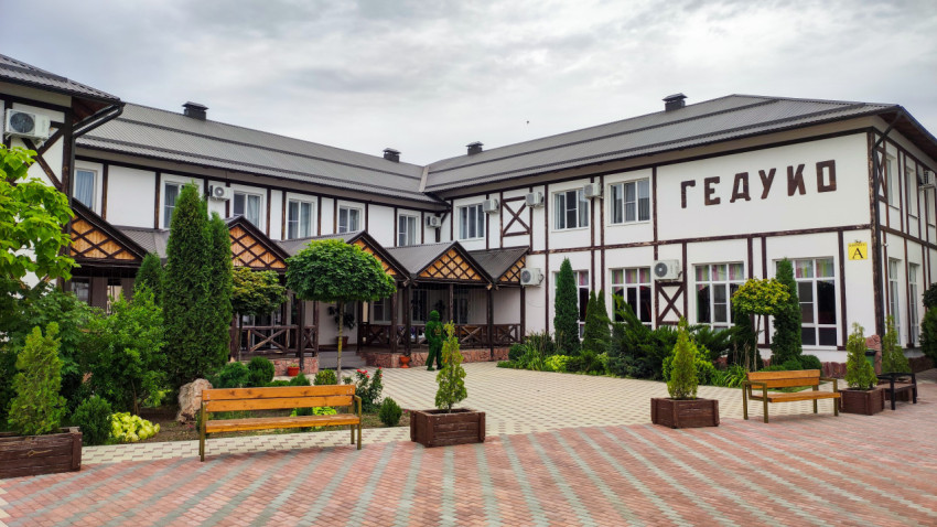 Входная зона комплекса «Гедуко» с озеленением и скамейками