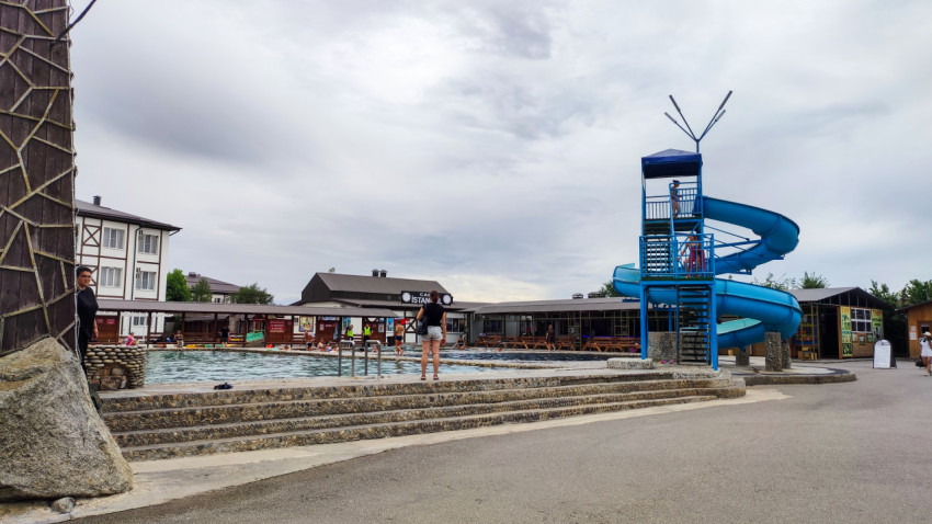 Водная горка и бассейн у кафе Istanbul на территории комплекса
