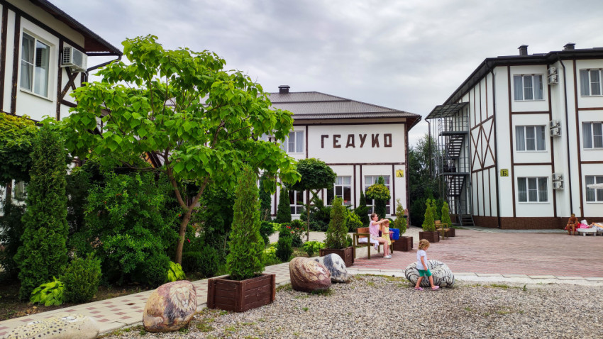 Двор комплекса «Гедуко» с корпусами, озеленением и расписными камнями