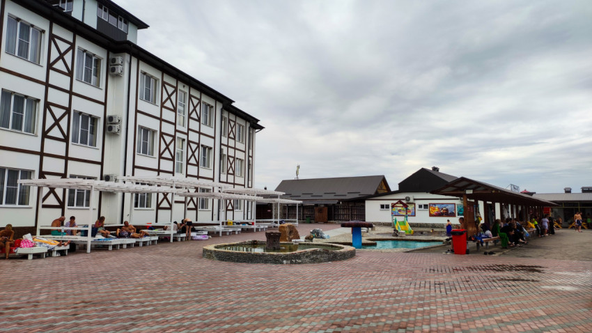 Территория комплекса отдыха с шезлонгами, навесами и малым бассейном