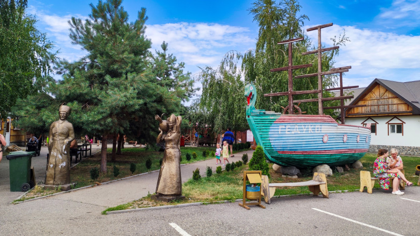 Скульптуры в национальных костюмах и декоративный корабль «Гедуко» на аллее комплекса