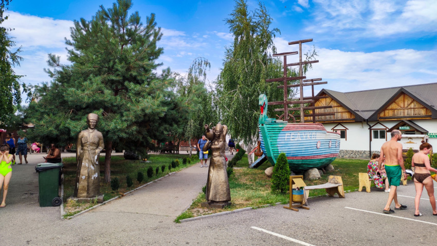 Аллея с уличными скульптурами и кораблём «Гедуко» в зоне отдыха с посетителями