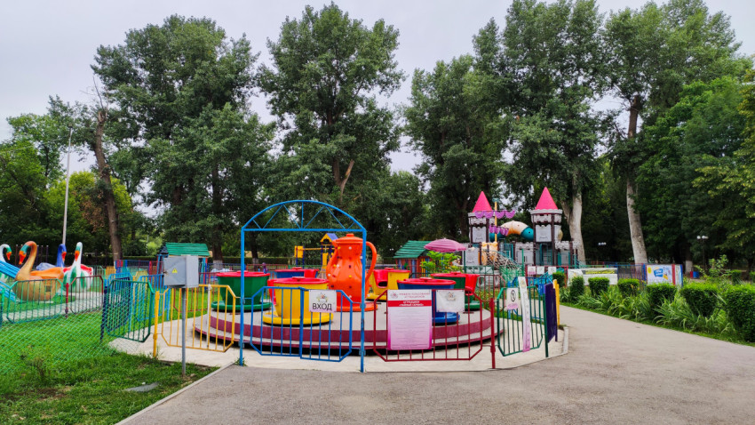 Вход на детский аттракцион с ярким ограждением в парке развлечений