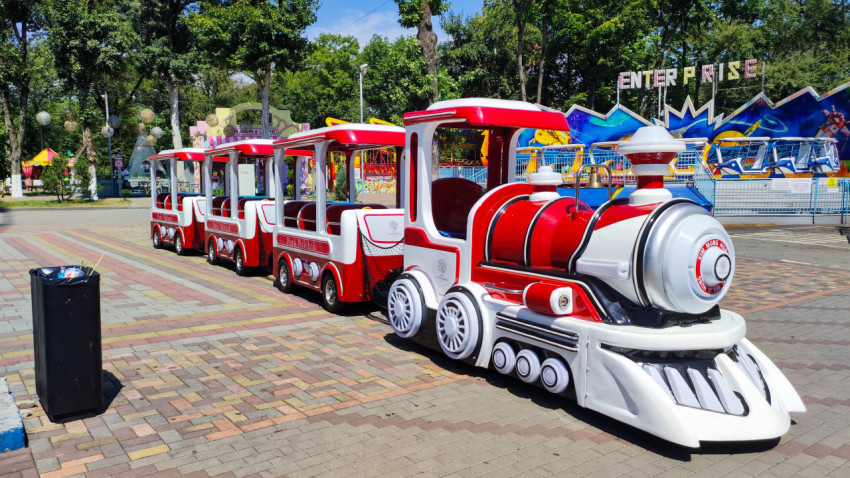 Детский паровозик для катания в парке развлечений Нальчика