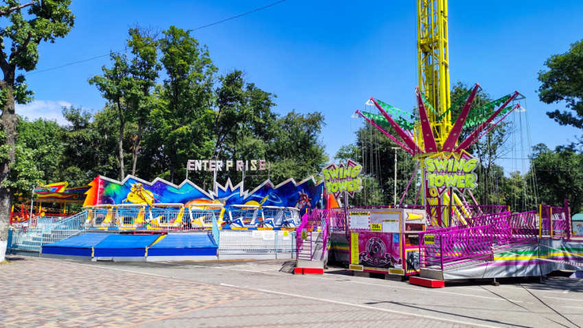 Аттракцион Enterprise и башня Swing Tower на площадке парка