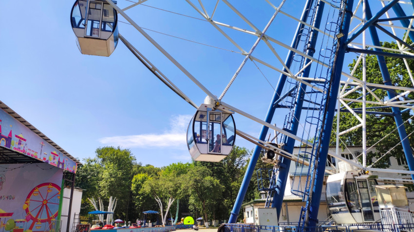 Кабины колеса обозрения крупным планом на фоне неба