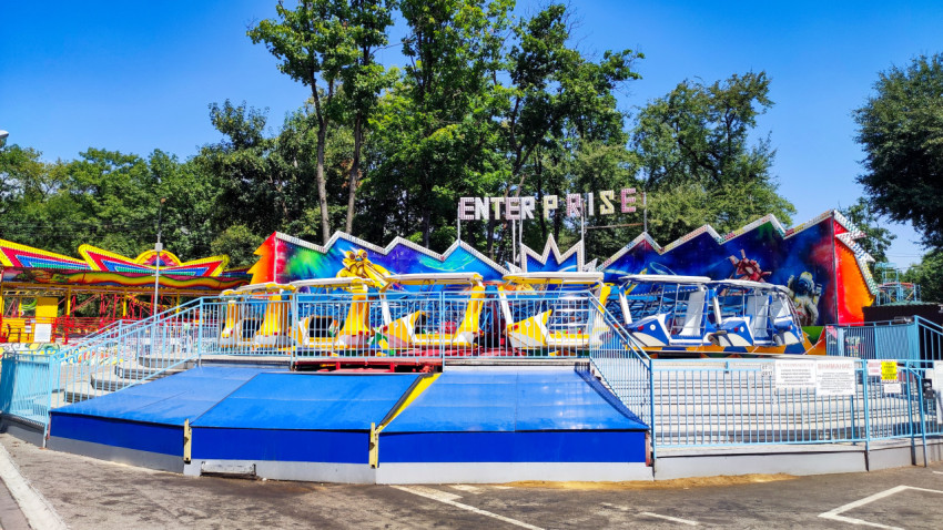 Аттракцион Enterprise с посадочной платформой и ограждением