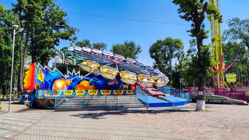 Аттракцион Enterprise с ограждением и башней на заднем плане