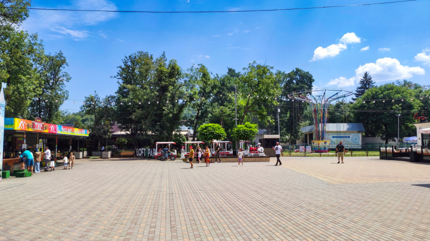 Площадь парка аттракционов Нальчика с киосками и детским поездом