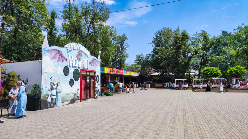 Вход в «Зеркальный лабиринт» в парке аттракционов Нальчика