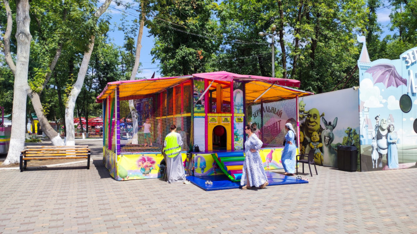 Надувной батут в парке аттракционов Нальчика у павильона лабиринта