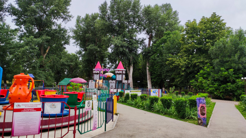 Детский аттракцион «Чайный сервис» и игровая площадка в городском парке