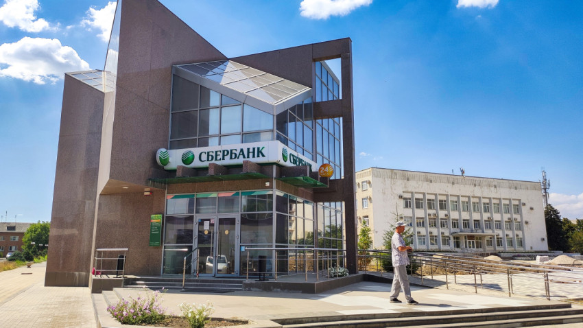 Отделение Сбербанка с панорамным остеклением и пешеходной зоной перед входом